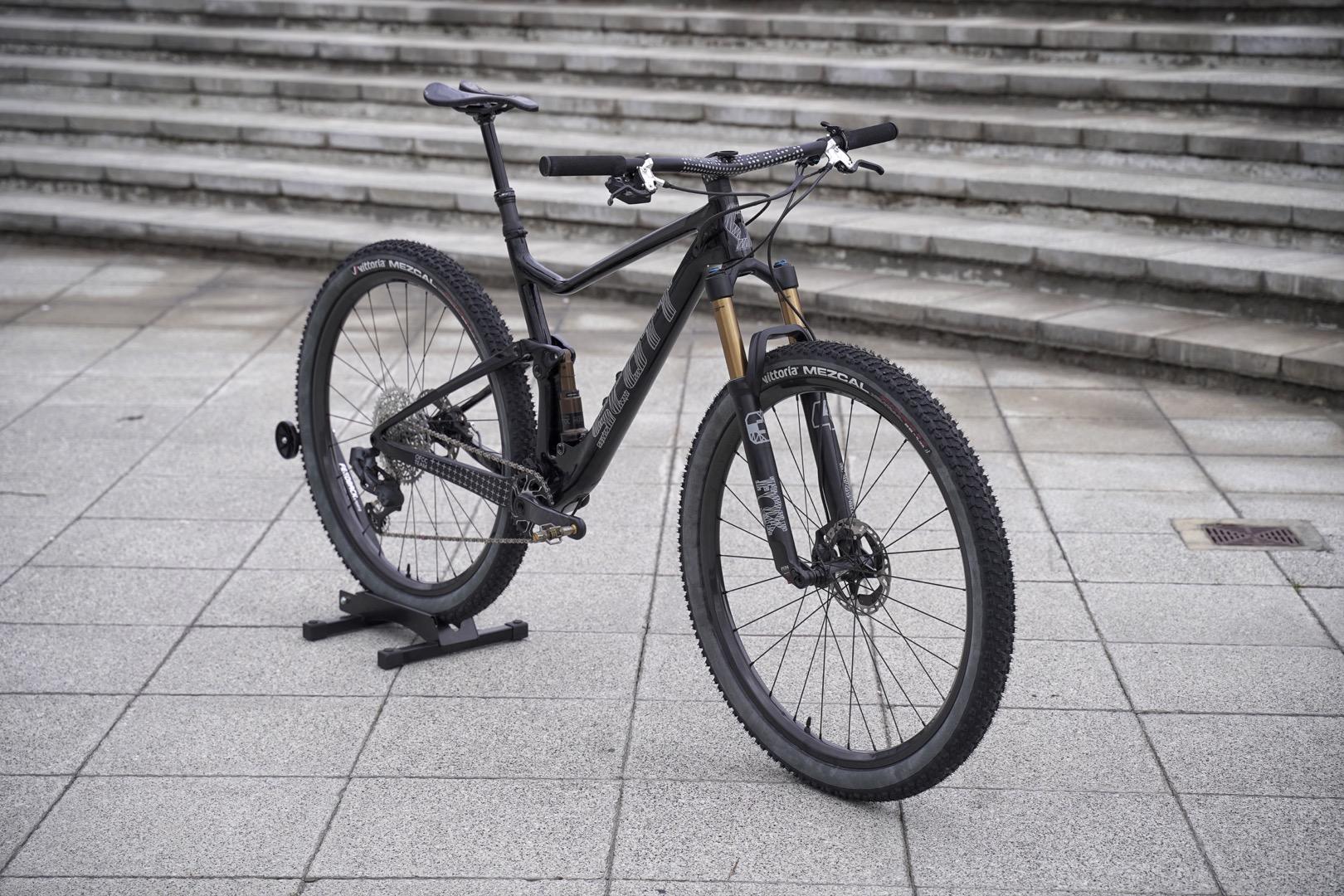 Scott-Spark-RC-SL-Downcountry-Bike-On-Light-Bicycle-RM29C07-Wheels