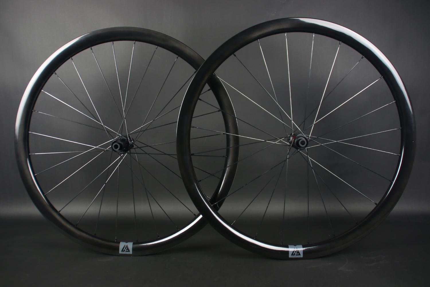 light-bicycle-wr35-disc-carbon-wheelset-cannondale-ai-6mm-offset-lacing-rear