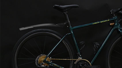 Clip-on-fenders-on-light-bicycle-carbon-gravel-frame