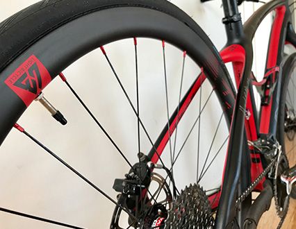 intense-hard-eddie-commuter-bike-black-red-rear-wheel-light-bicycle-r35t-35mm-deep-carbon-fiber-rim-with-red-rim-decals-pirelli-tubulars.jpeg