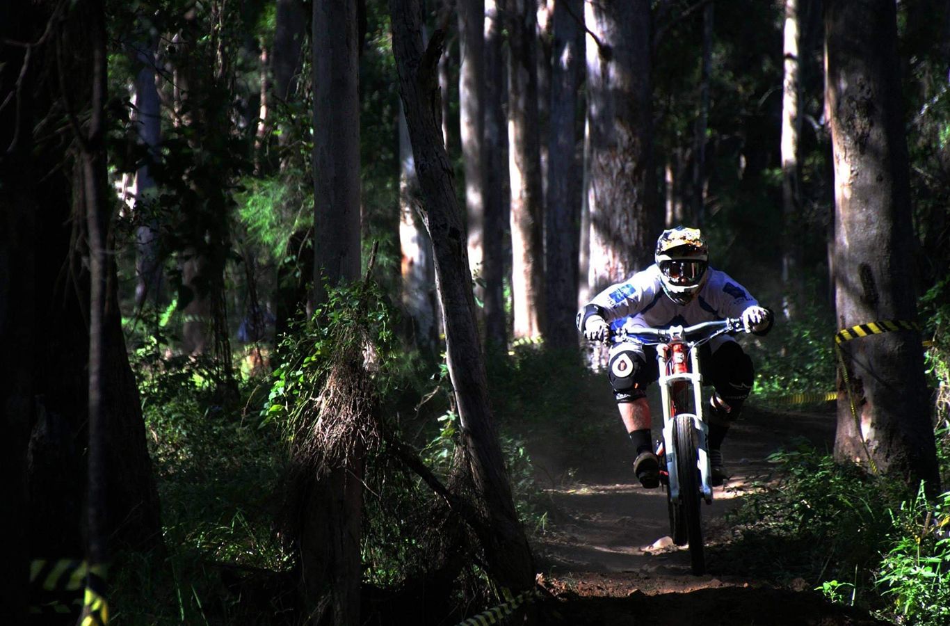 singletrack-cross-country-riding-on-intense-tracer-full-suspension-dh-mtb-built-with-light-bicycle-am730-carbon-wheelset.jpeg