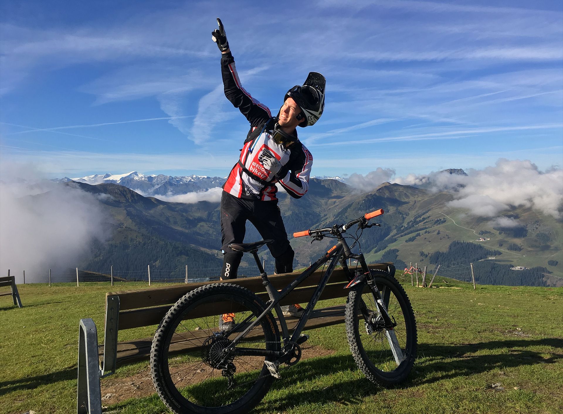 technical-cyclist-snowy-mountain-bike-sram-nx-groupset-carbon-wheels-continental-der-baron