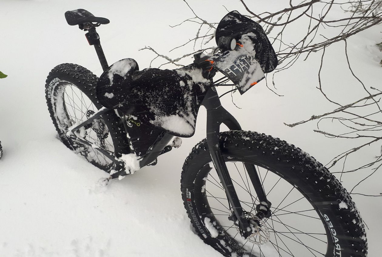 fatbike-on-snows-bontrager-fat-tire-lightbicycle-rsnow05-fat-carbon-fiber-rims.jpeg