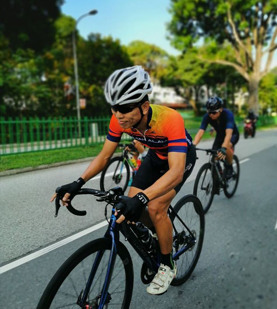 group-riding-on-asphalt-street-lead-rider-on-merida-scultura-frame-light-bicycle-35mm-deep-matte-ud-lightweight-carbon-wheels.jpeg