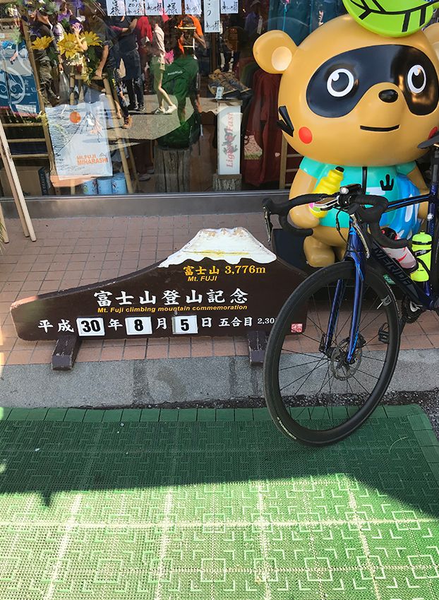 merida-scultura-road-bike-with-LB-35mm-deep-carbon-wheels-in-front-of-souvenir-shop-at-mt-fuji.jpeg