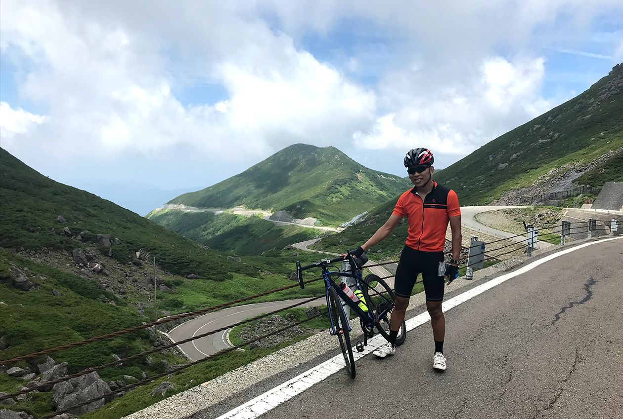 self-guided-cycling-trips-in-Japan-rider-holding-merida-scultura-disc-road-bike-built-with-Light-Bicycle-LB-R35-mid-depth-24h-carbon-wheels.jpeg