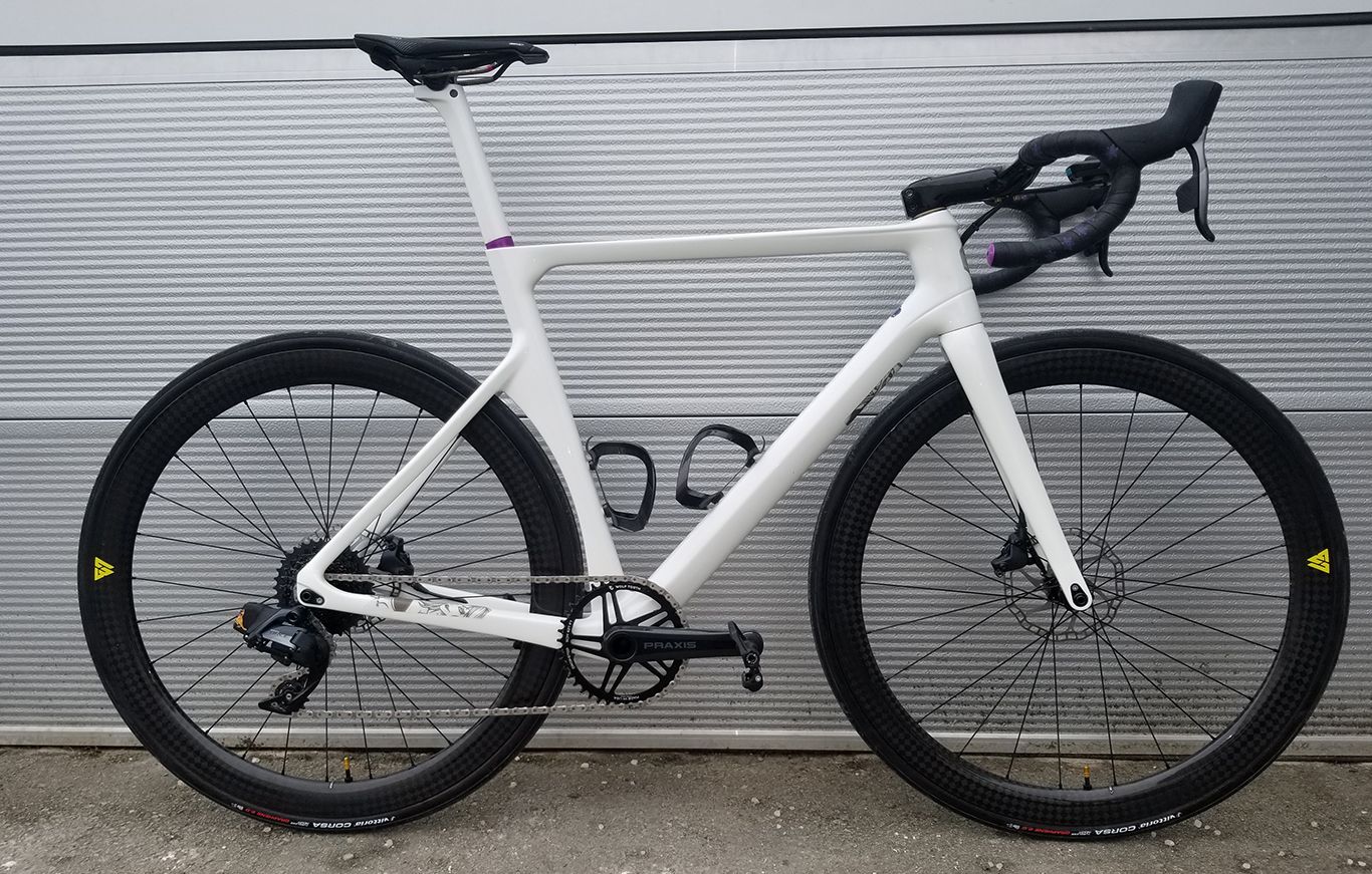 LightCarbon-road-bike-with-Light-bicycle-AR46-carbon-wheelset-vittoria-corsa-tubless-28c-tyres.jpeg