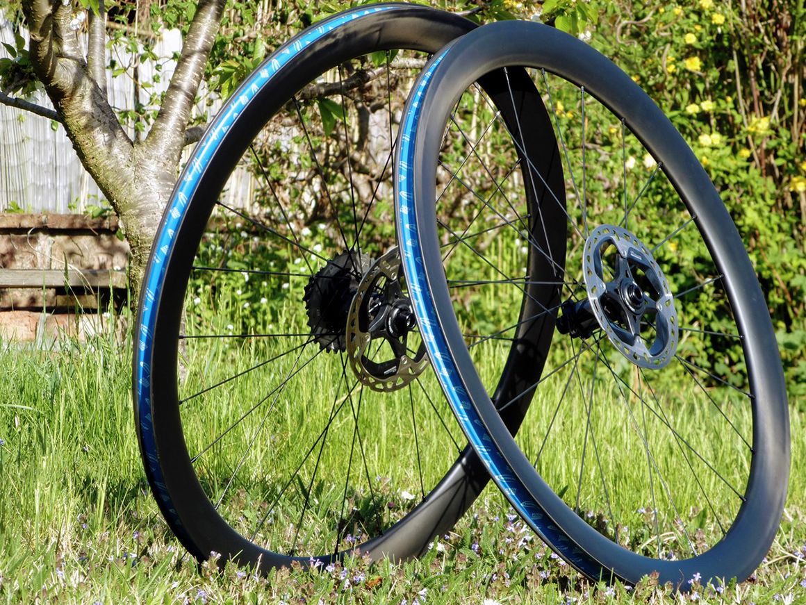 light-bicycle-ar46-28mm-wide-46mm-deep-disc-ud-matte-lightweight-carbon-wheelset-tubeless-easy.jpeg