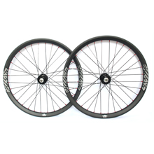 Hand-built 26er all mountain carbon fiber wheelset 33mm wide tubeless compatible