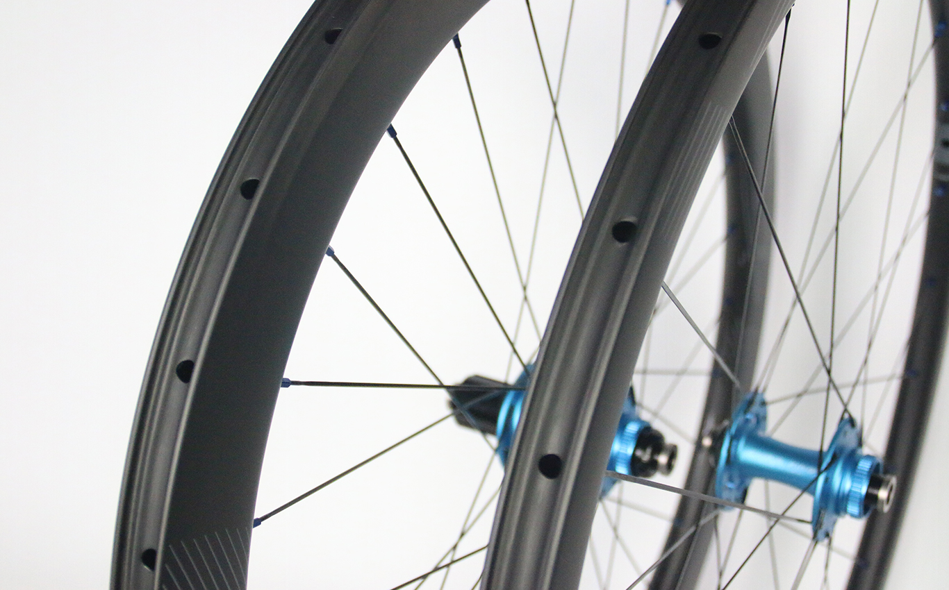 700c-road-carbon-wheelset-clincher-tubeless-compatible