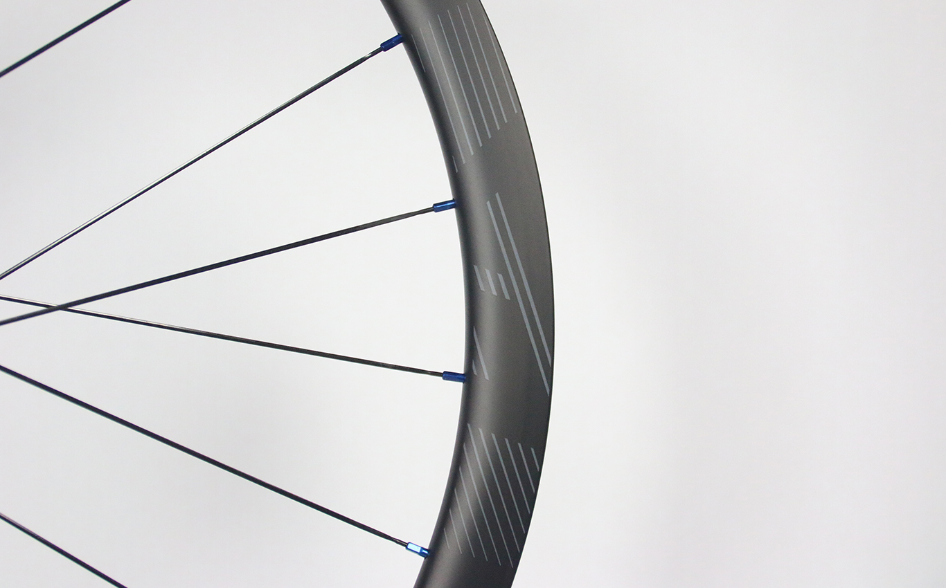 R35-road-35mm-carbon-wheel-blue-aluminum-nipples