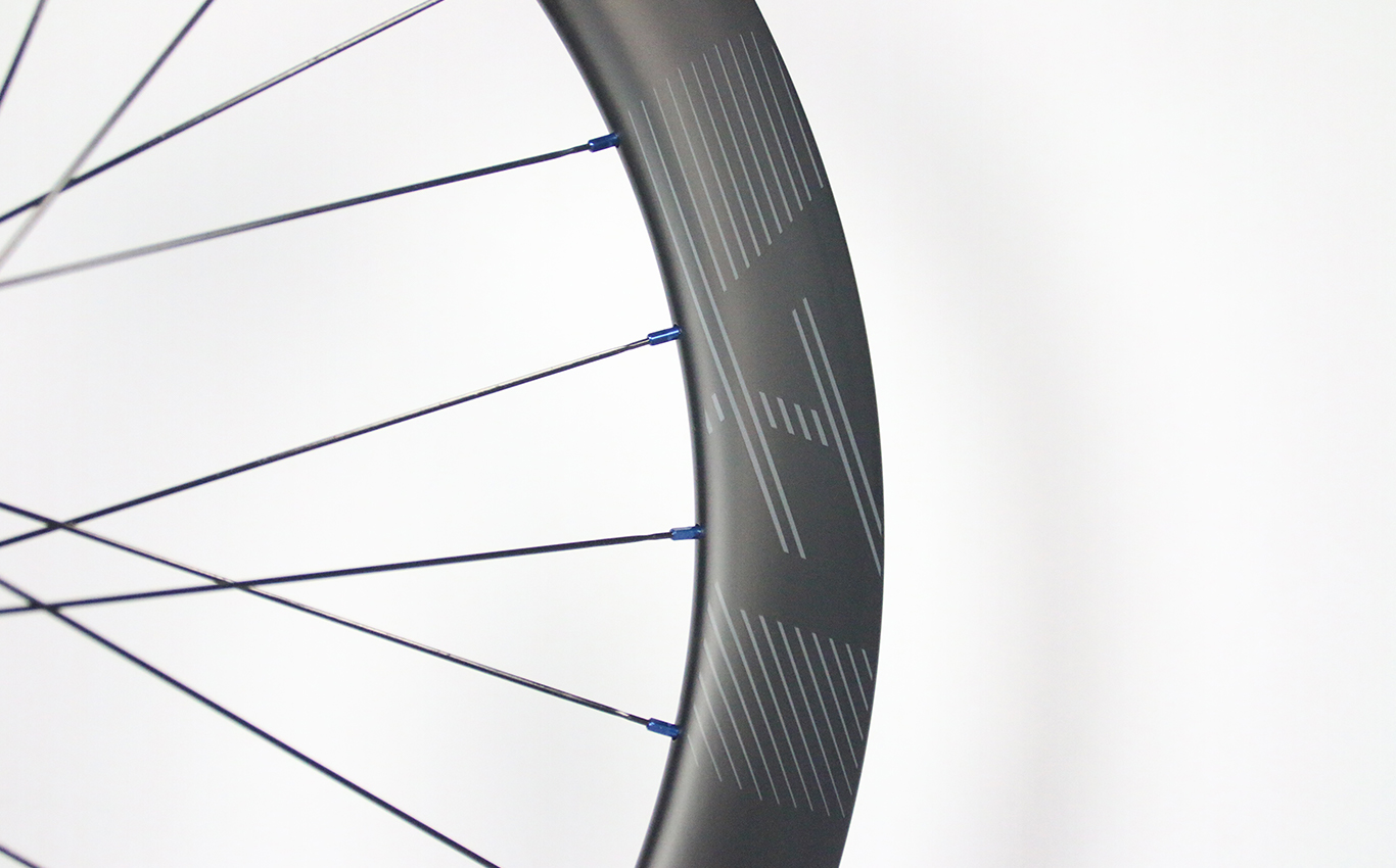 R55-55mm-road-700c-carbon-rim-stealth-decals