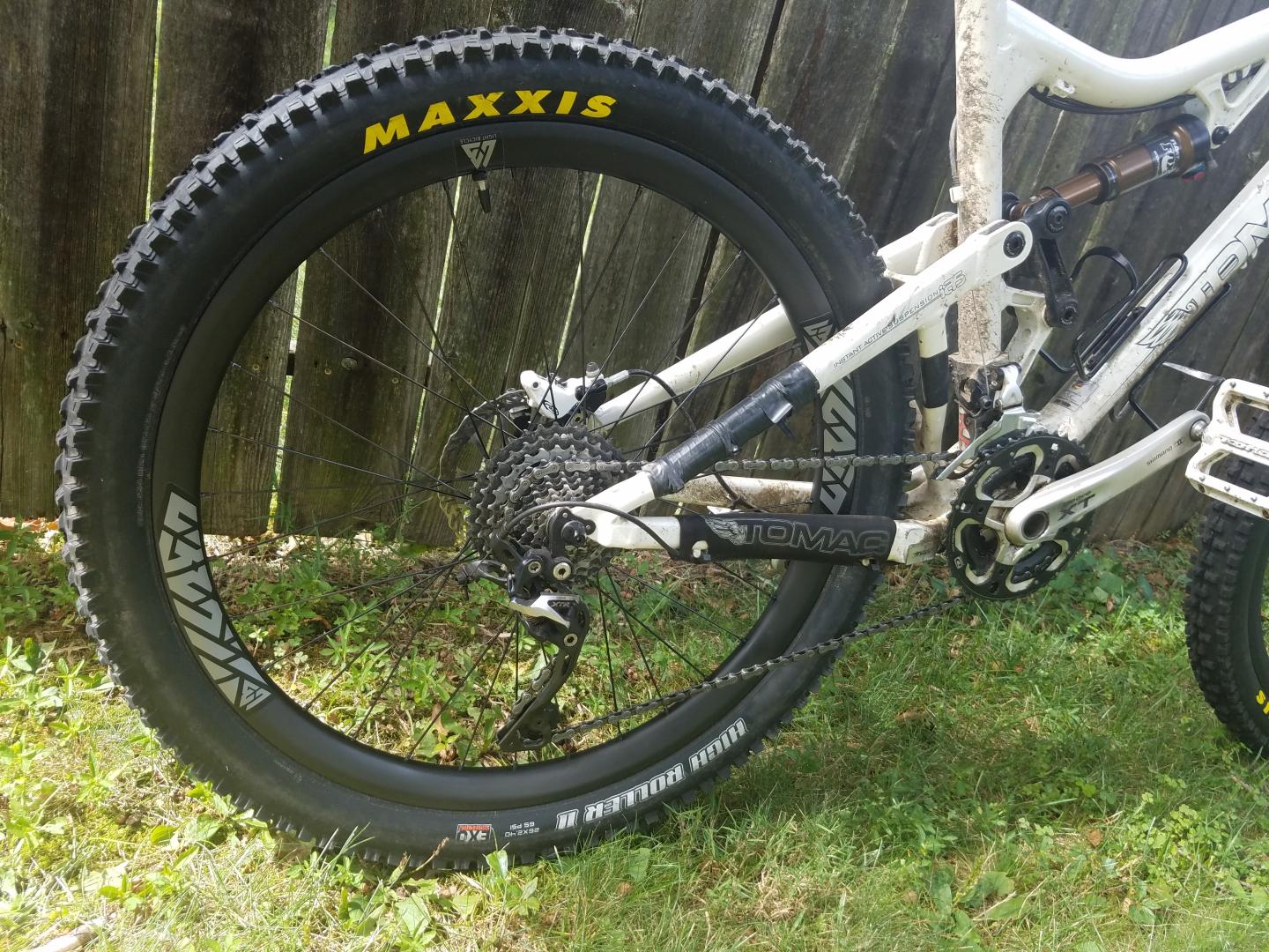 lightbicycle-carbon-mtb-rim-maxxis-high-roller-ii-tire-deore-xt