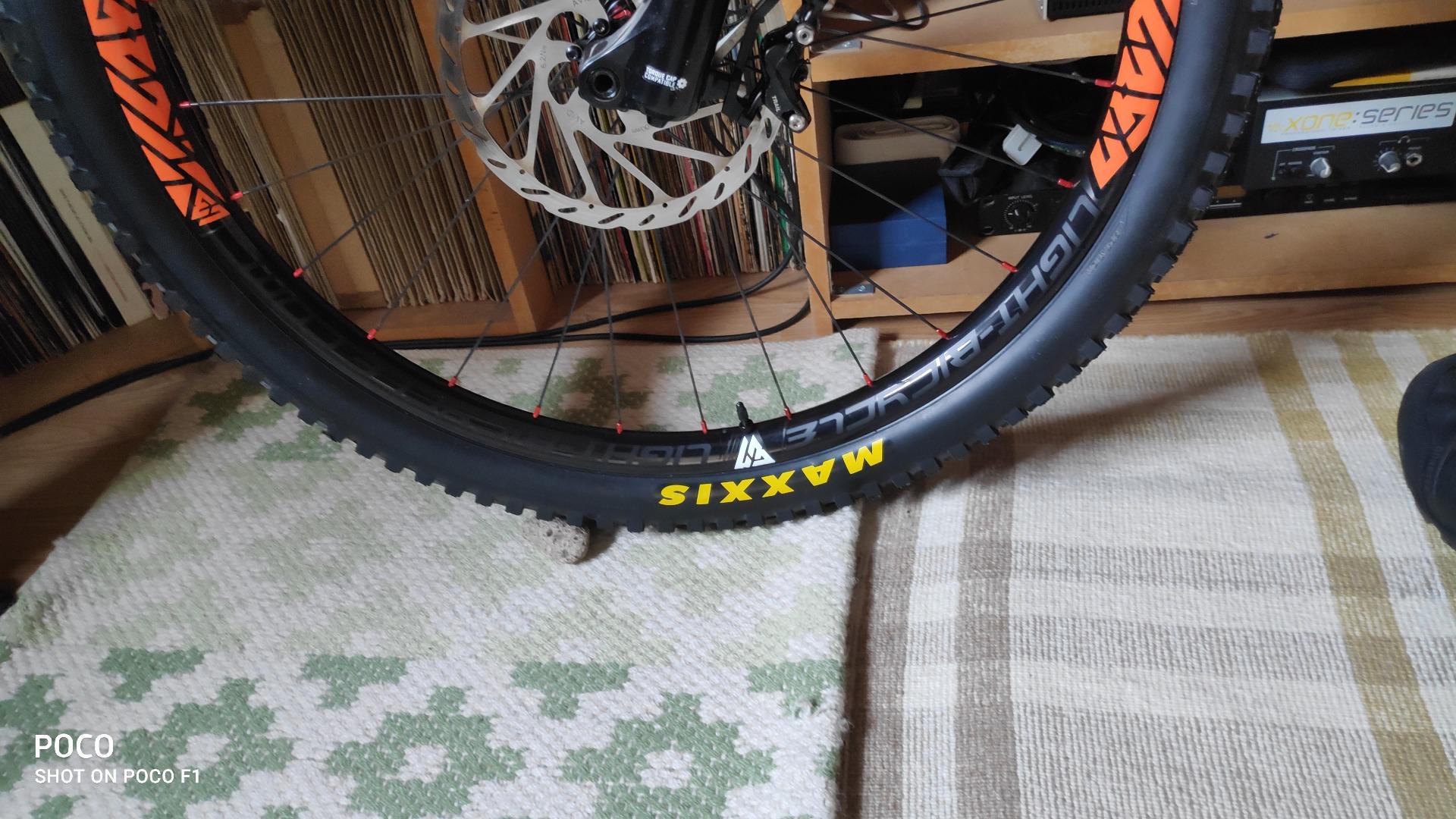 lightbicyce-paintless-AM930-carbon-rim-disc-brake-orange-decal-sapim-cx-ray-spokes-maxxis-mtb-tire