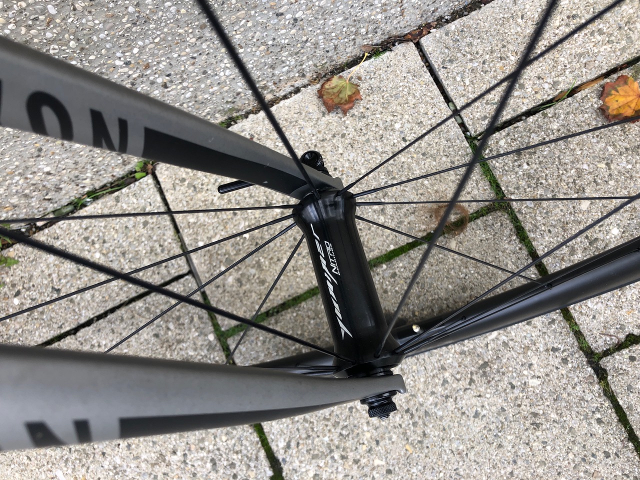 700c-carbon-road-rim-with-sapim-radial-spokes-nitro-road-hub