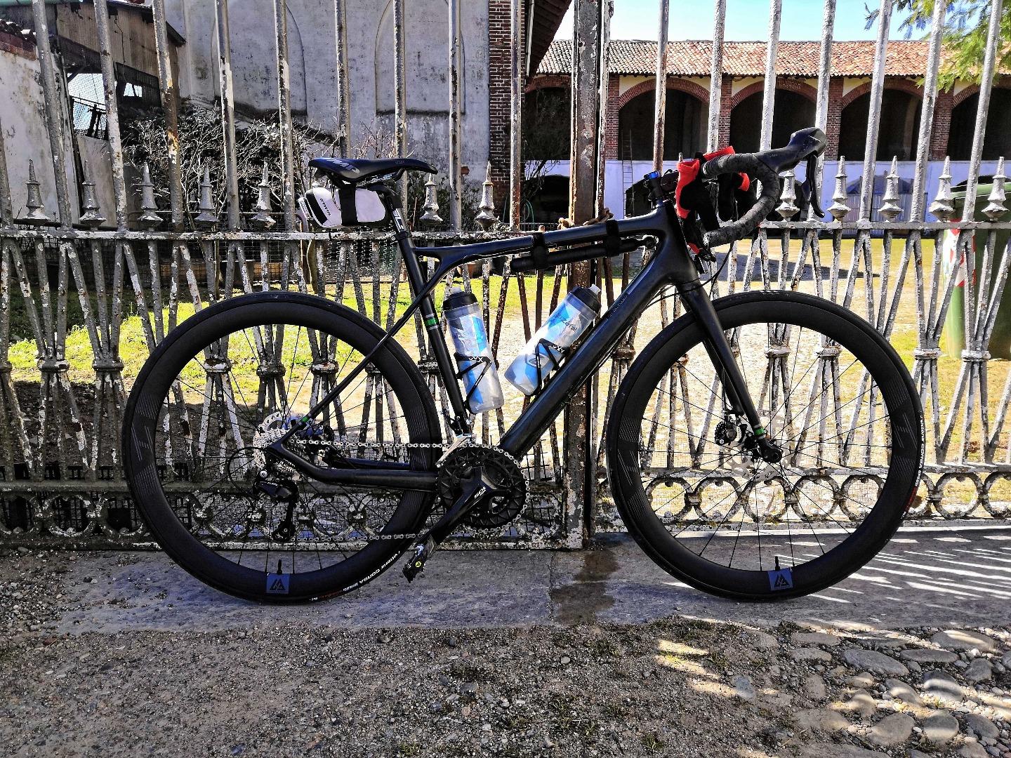 gt-grade-carbon-105-on-light-bicycle-ar46-disc-carbon-wheelset-for-gravel-endurance-rides