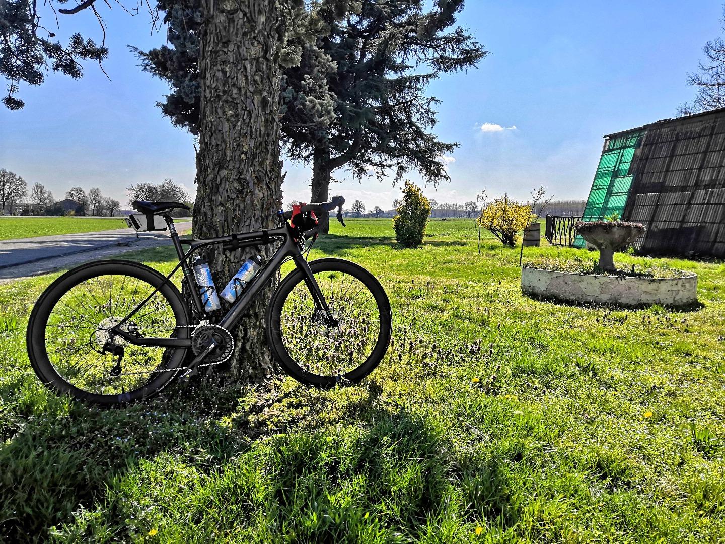 gt-grade-carbon-105-road-bicycle-on-light-bicycle-ar46-46mm-carbon-wheels-for-endurance-rides