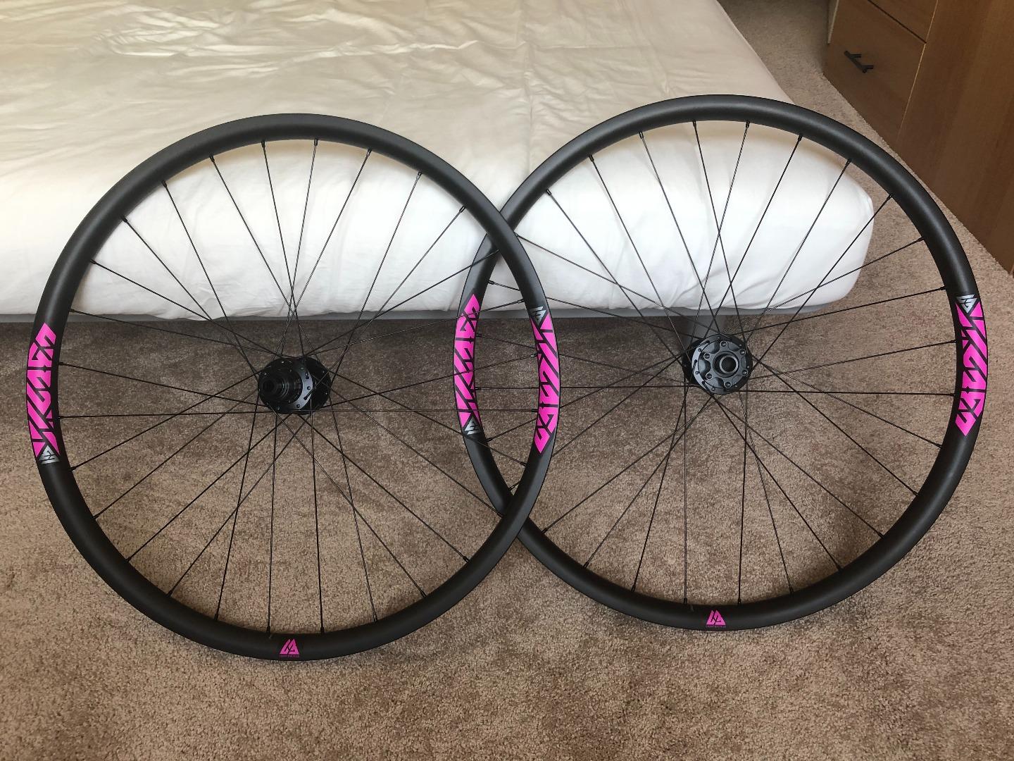 AM724-27.5-carbon-mtb-wheelset-magenta-decals