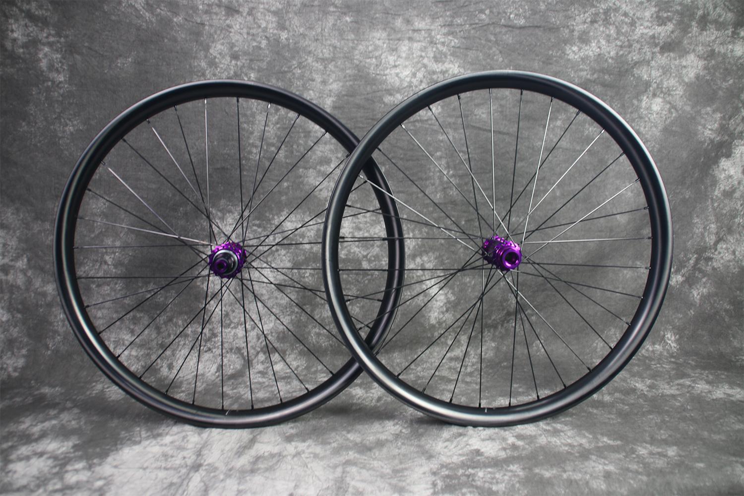 AM735-35mm/41mm Widths,27mm Depth Carbon Wheelset/Onyx Vesper Purple