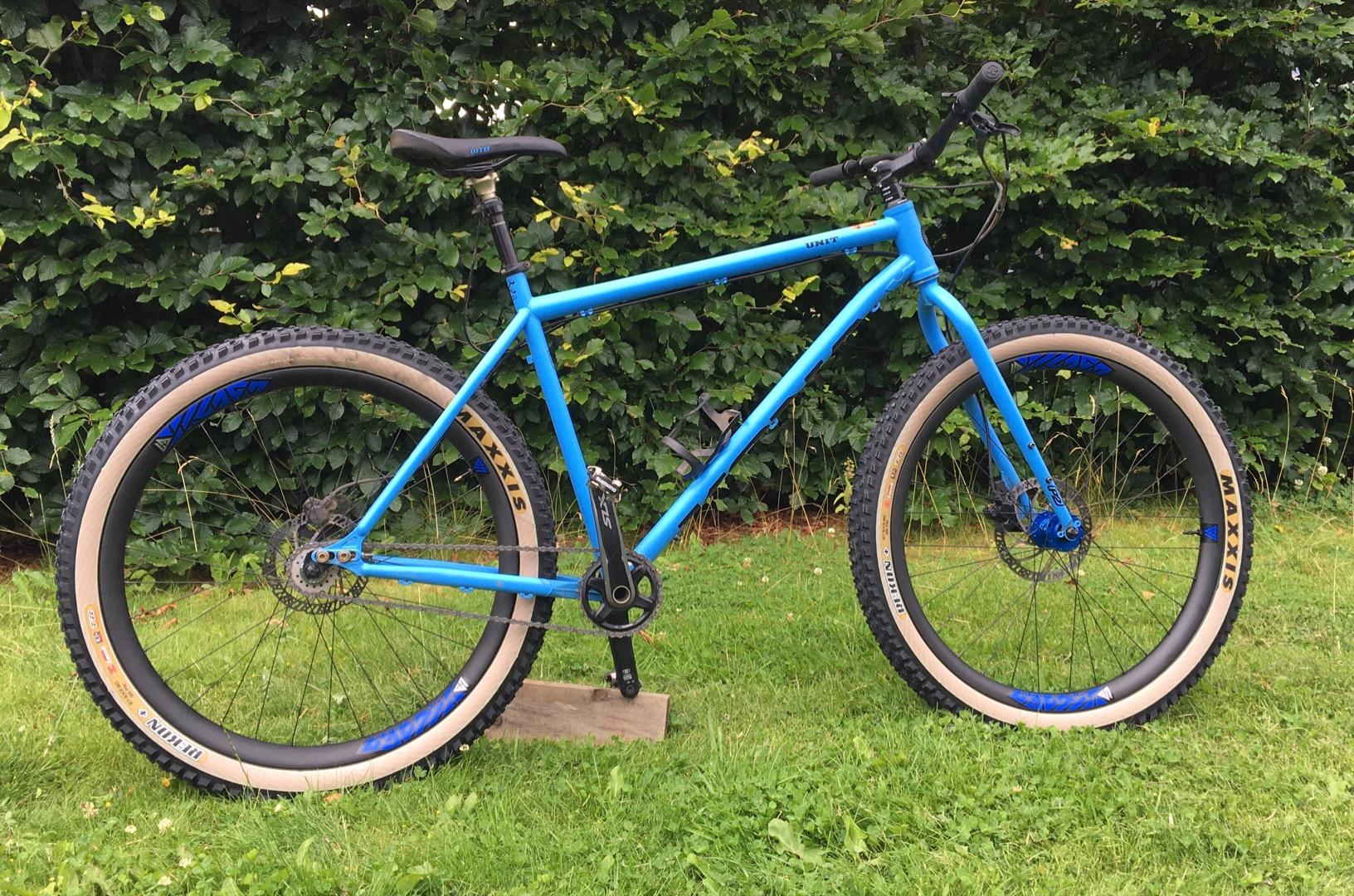 Light-Bicycle-AM740-650b-carbon-wheelset-with-maxxis-rekon-plus-tubeless-ready-tires