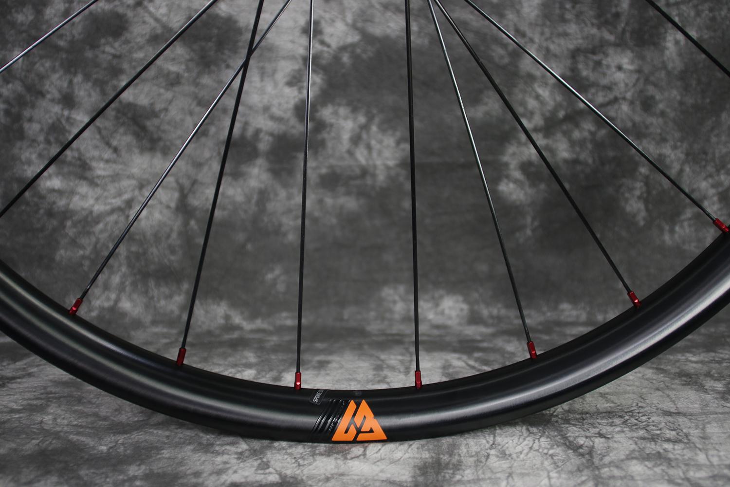 AM927-wheel-paintless-finish-ud-fiber-pattern-valve-decals-orange
