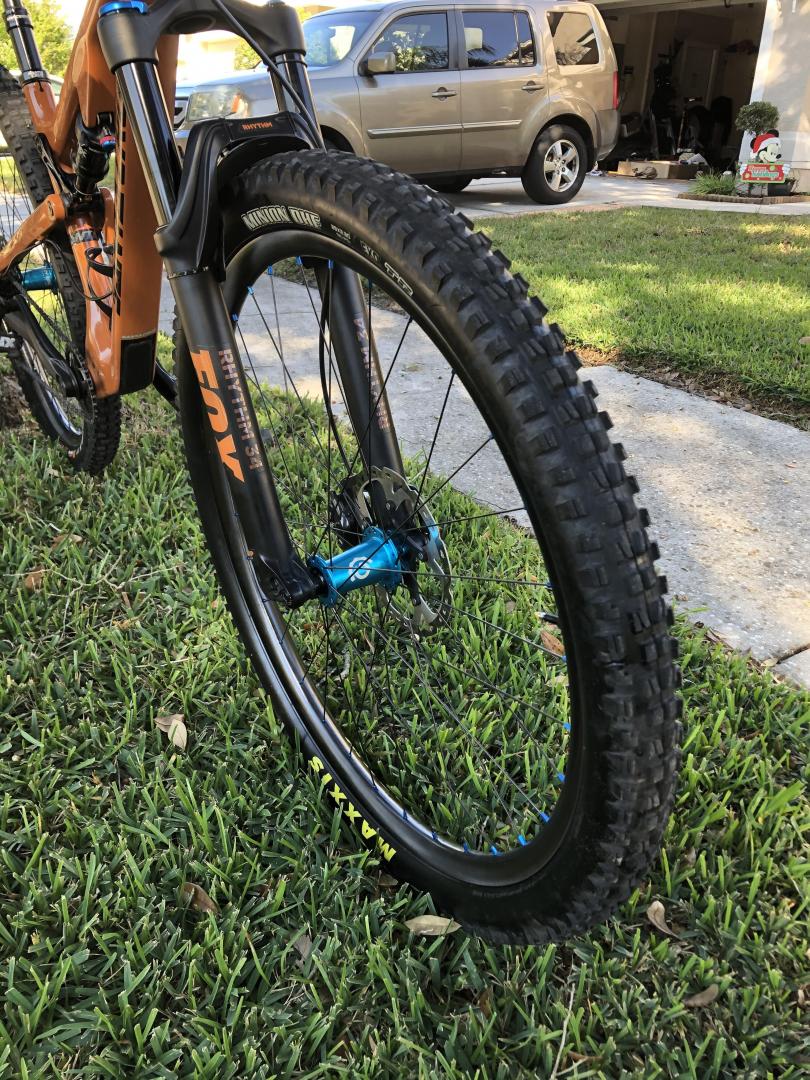 Am927-carbon-rim-with-industry-nine-ano-blue-hubs-attached-to-fox-rhythm-34-fork