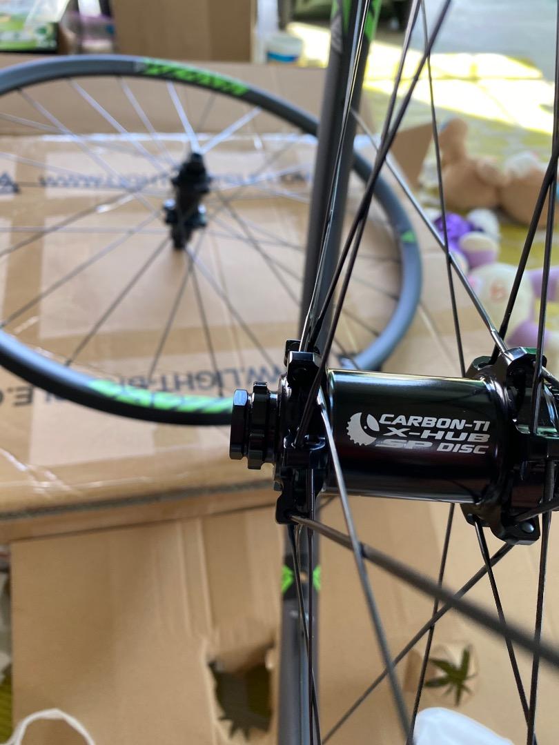 carbon-ti-x-hub-sp-disc-straight-pull-centerlock-road-bicycle-hubs-black