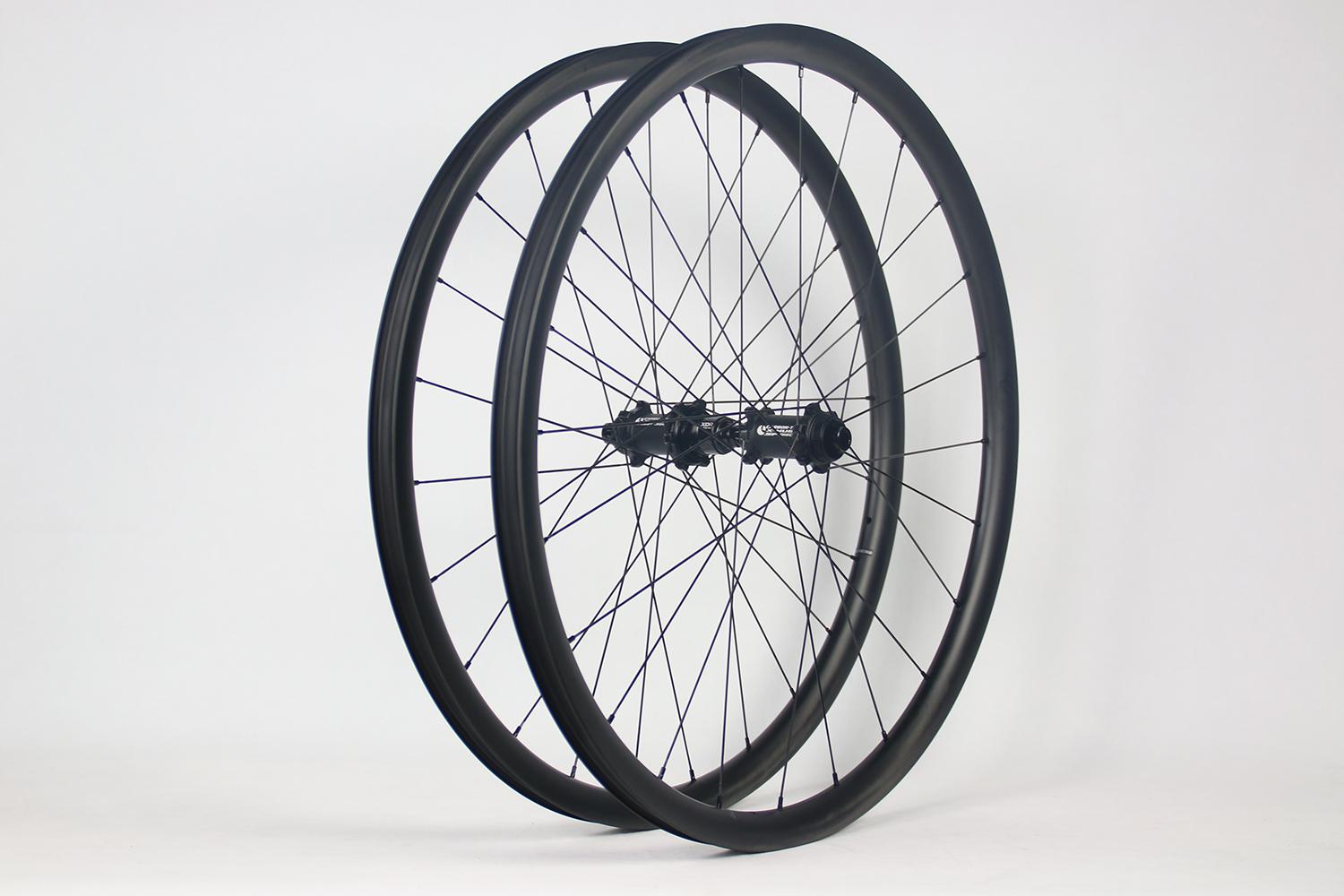 light-bicycle-ar28-rg922-700c-carbon-rims-laced-to-carbon-ti-x-hubs-road-disc
