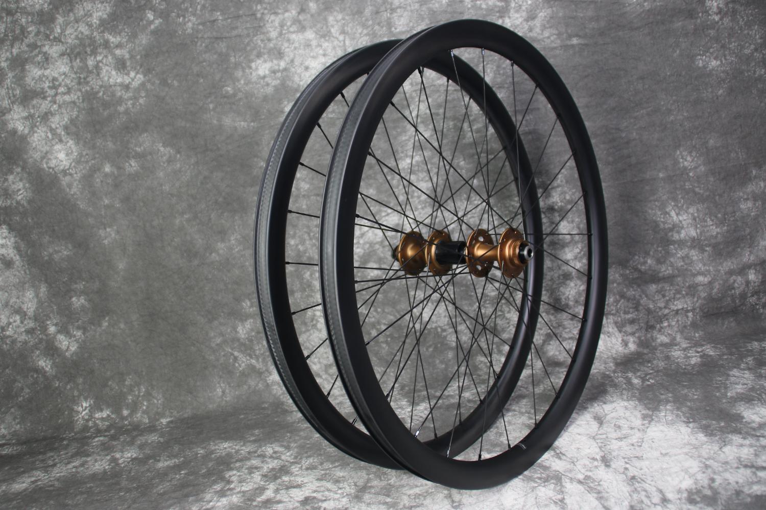 ar35-700c-road-disc-tubeless-compatible-Chris-King-R45D-hubs-carbon-wheelset
