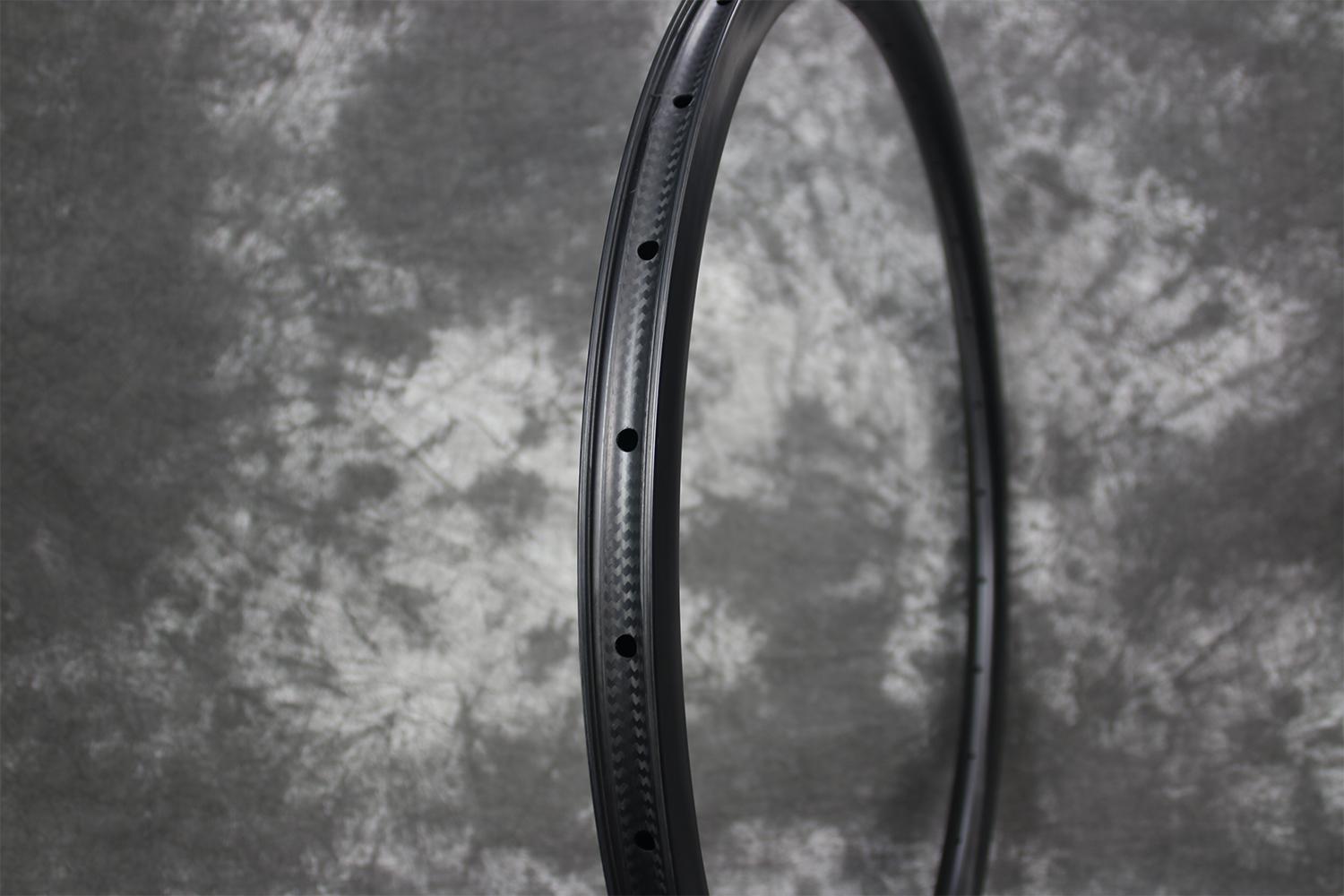 tubeless-compatible-carbon-road-rim-with-bead-hooks