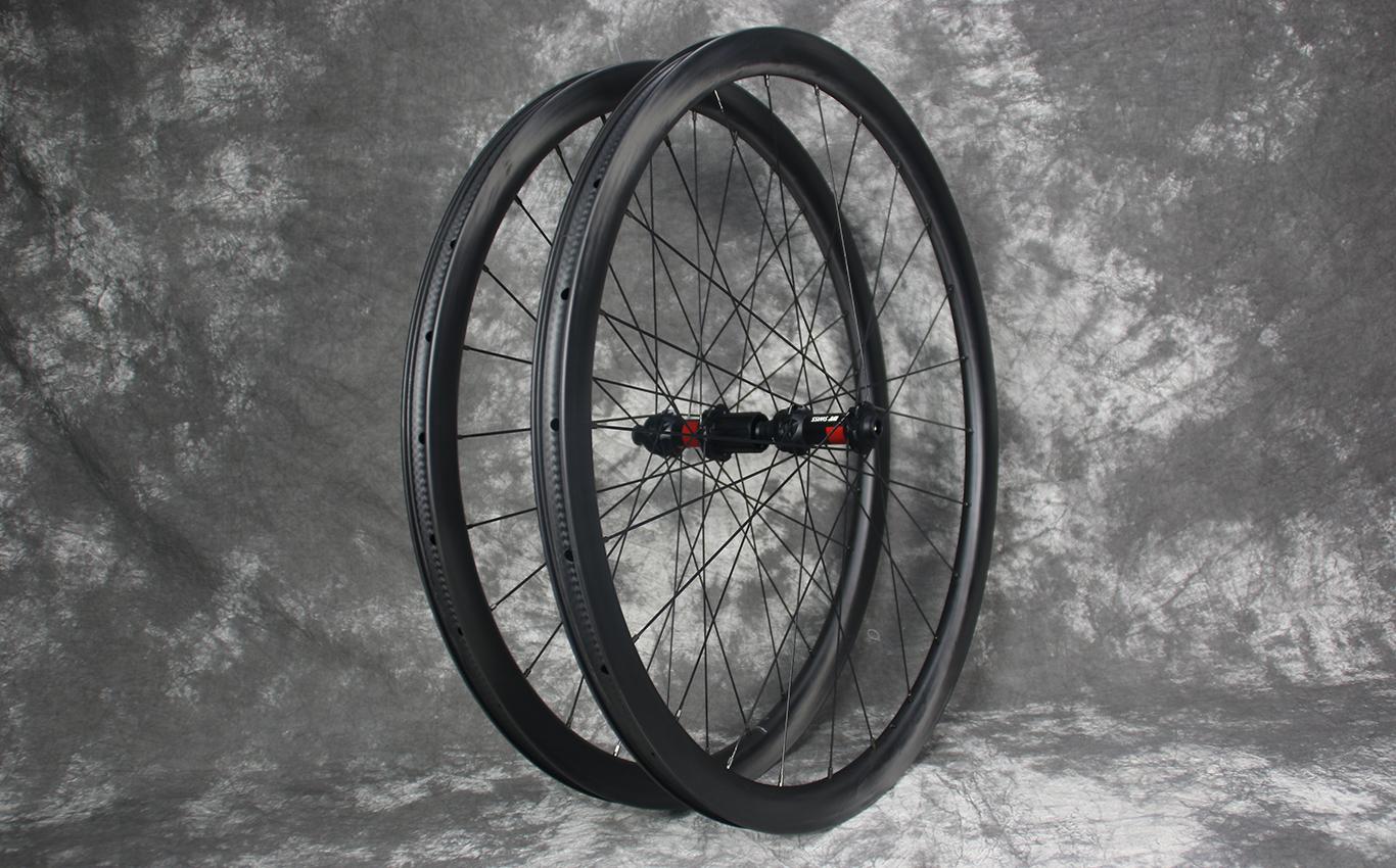 tubeless-compatible-ar35-carbon-road-wheelset