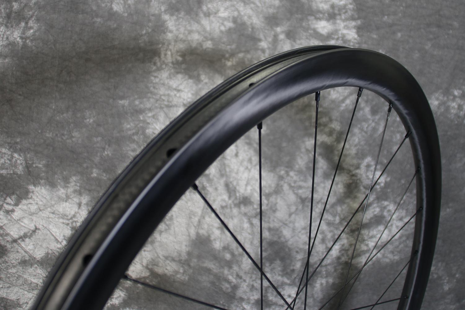 tubeless-compatible-carbon-road-disc-wheelset-700c