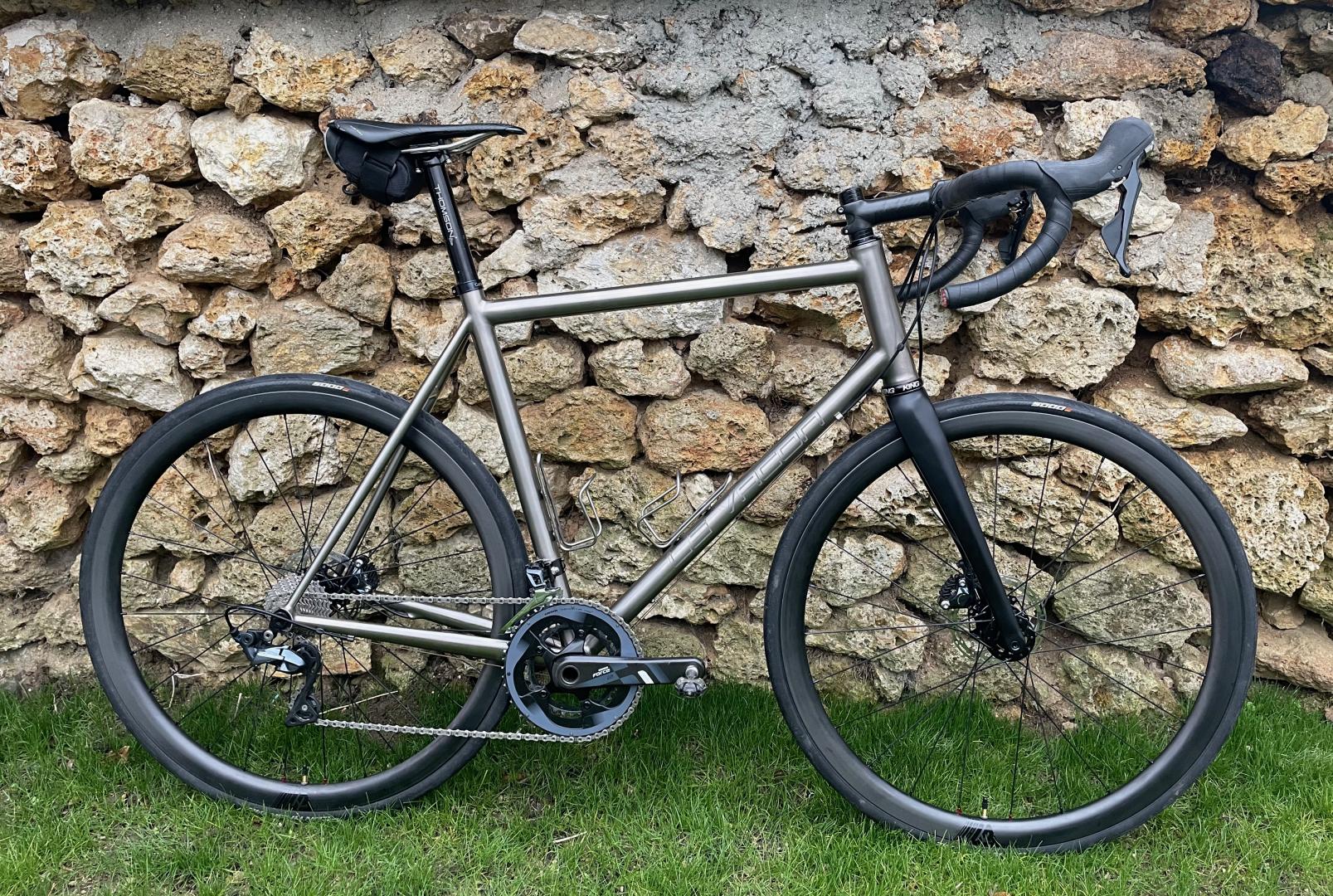 le-vacon-titanium-frameset-on-light-bicycle-ar35-pro-carbon-wheels