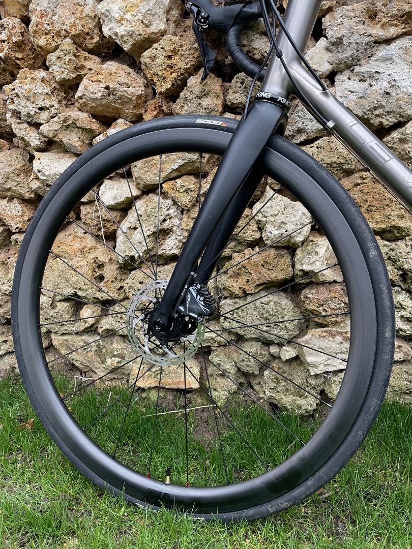 light-bicycle-ar35-disc-700c-carbon-road-wheel-front-with-gp5000-25c-tire