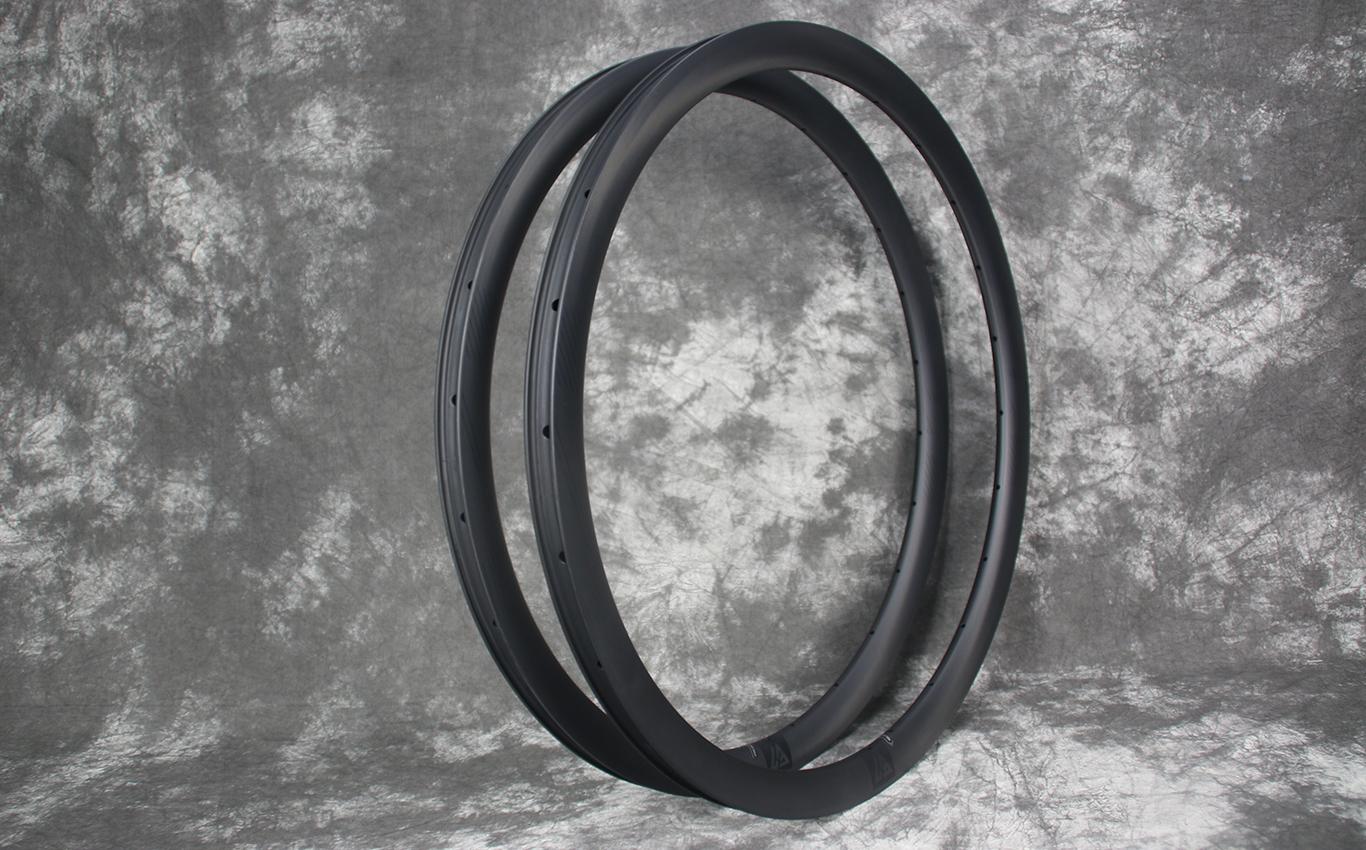 ar36-carbon-rims-with-matte-black-rim-valve-decals-road