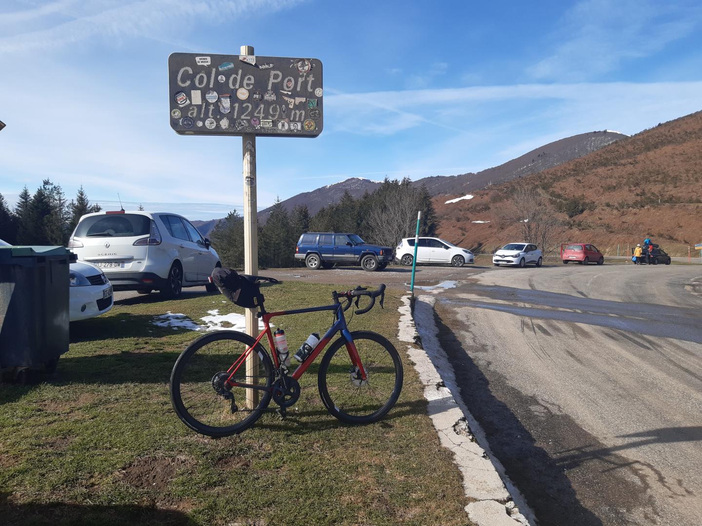bike-ride-on-top-of-col-de-port