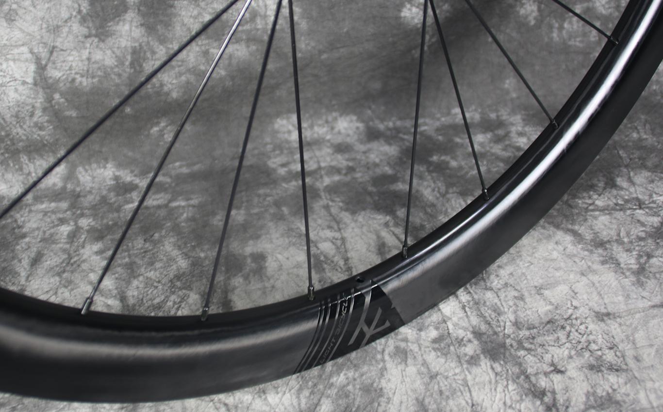 ar45-paintless-carbon-wheel-rim-with-black-valve-decal