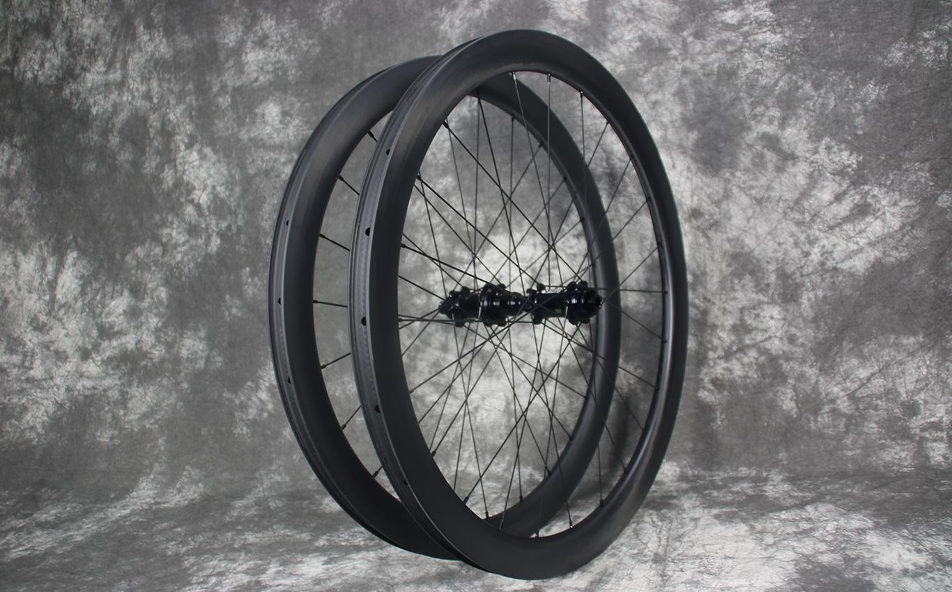 falcon-pro-AR45-28mm-wide-45mm-deep-paintless-carbon-wheelset-road-disc