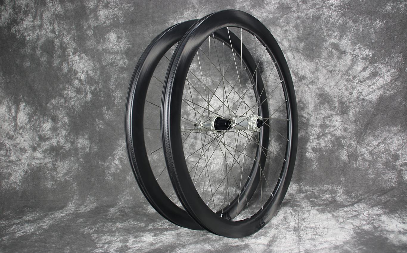 ar45-road-disc-carbon-wheelset-silver-spokes-hubs