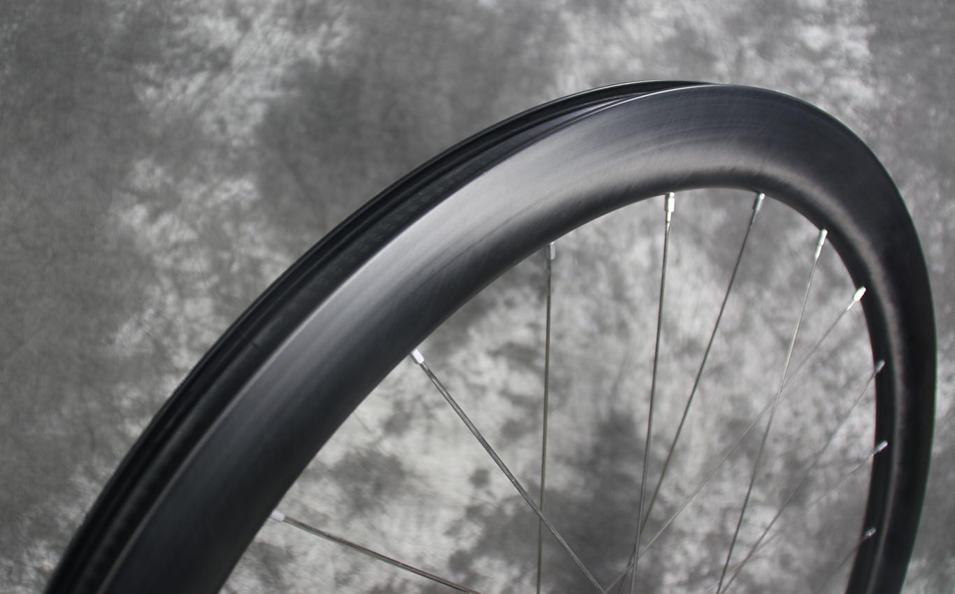 paintless-finish-of-ar45-carbon-rims-road-disc