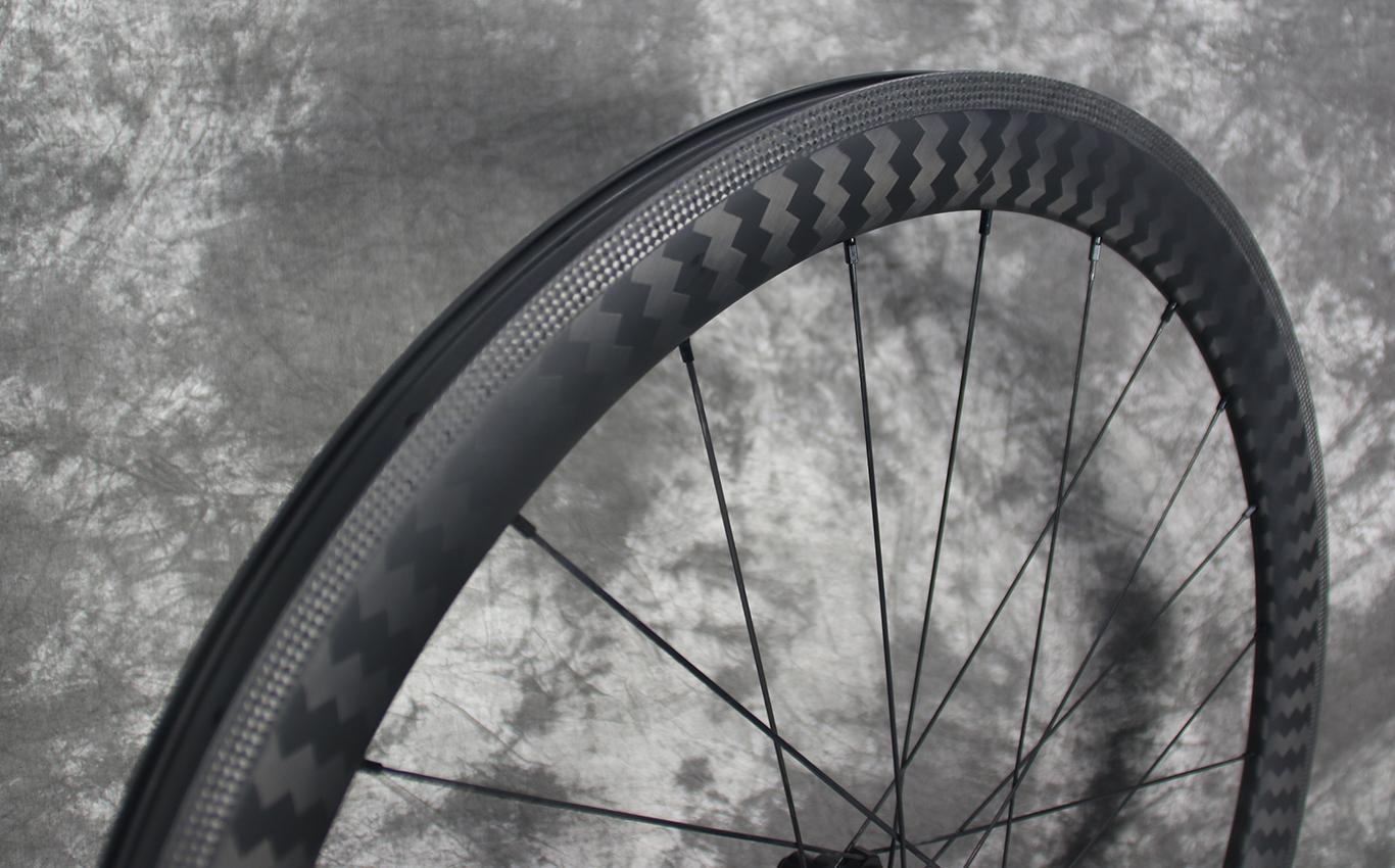 AR46-28mm-wide-46mm-deep-carbon-wheel-road-with-grooved-graphene-brake-track