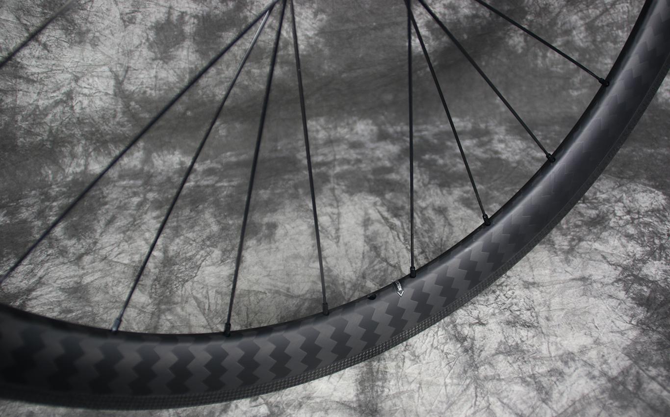 AR46-tubeless-ready-carbon-wheel-with-grooved-graphene-rim-brake-track