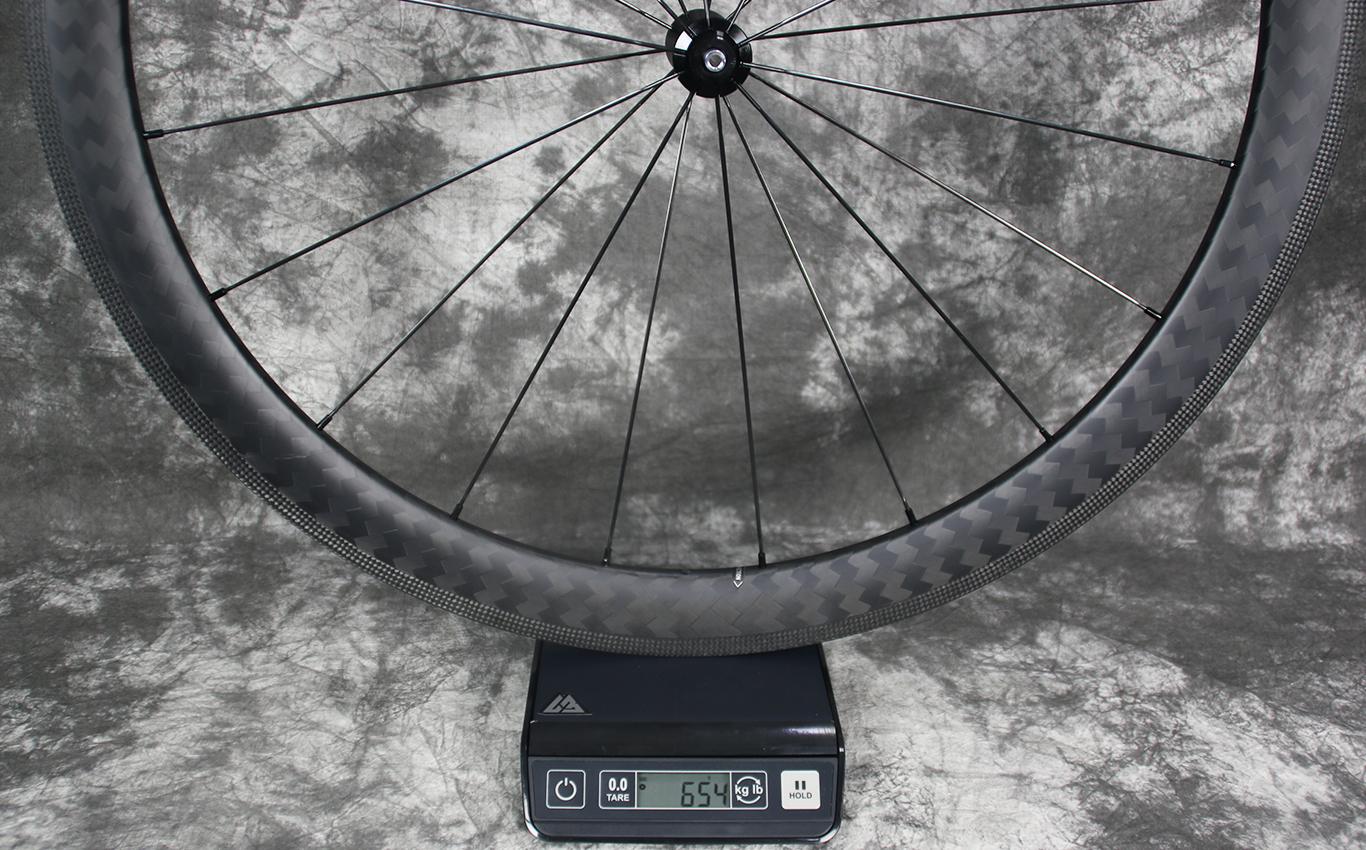Measuring-weight-of-AR46-non-disc-carbon-rim-laced-to-DT-Swiss-350-straight-pull-road-bicycle-hub-front