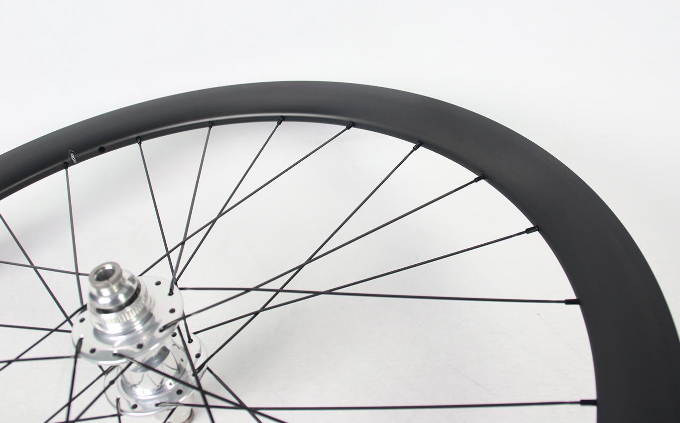 AR4621mm Inner/28mm Outer Widths, 46mm Depth Carbon Wheelset/Chris King R45D Silver Hubs