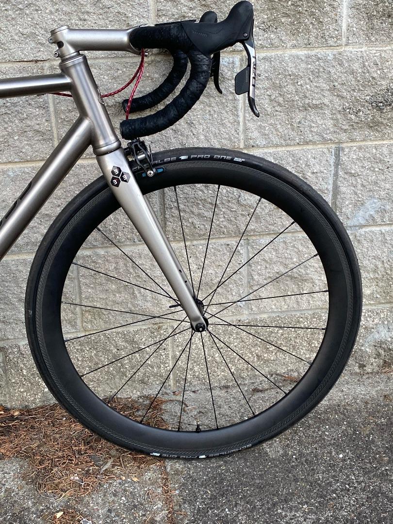 ar46-non-disc-wheelset-schwalbe-pro-one-tubeless-easy-tire-front