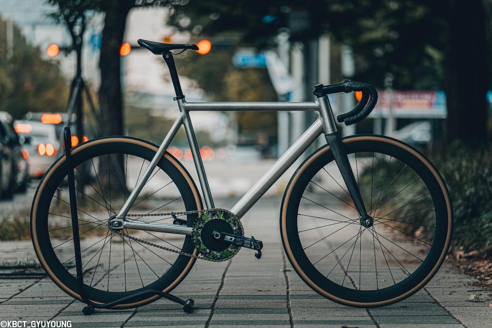 constantine-disparar-crit-bike-with-46mm-carbon-rimmed-wheels