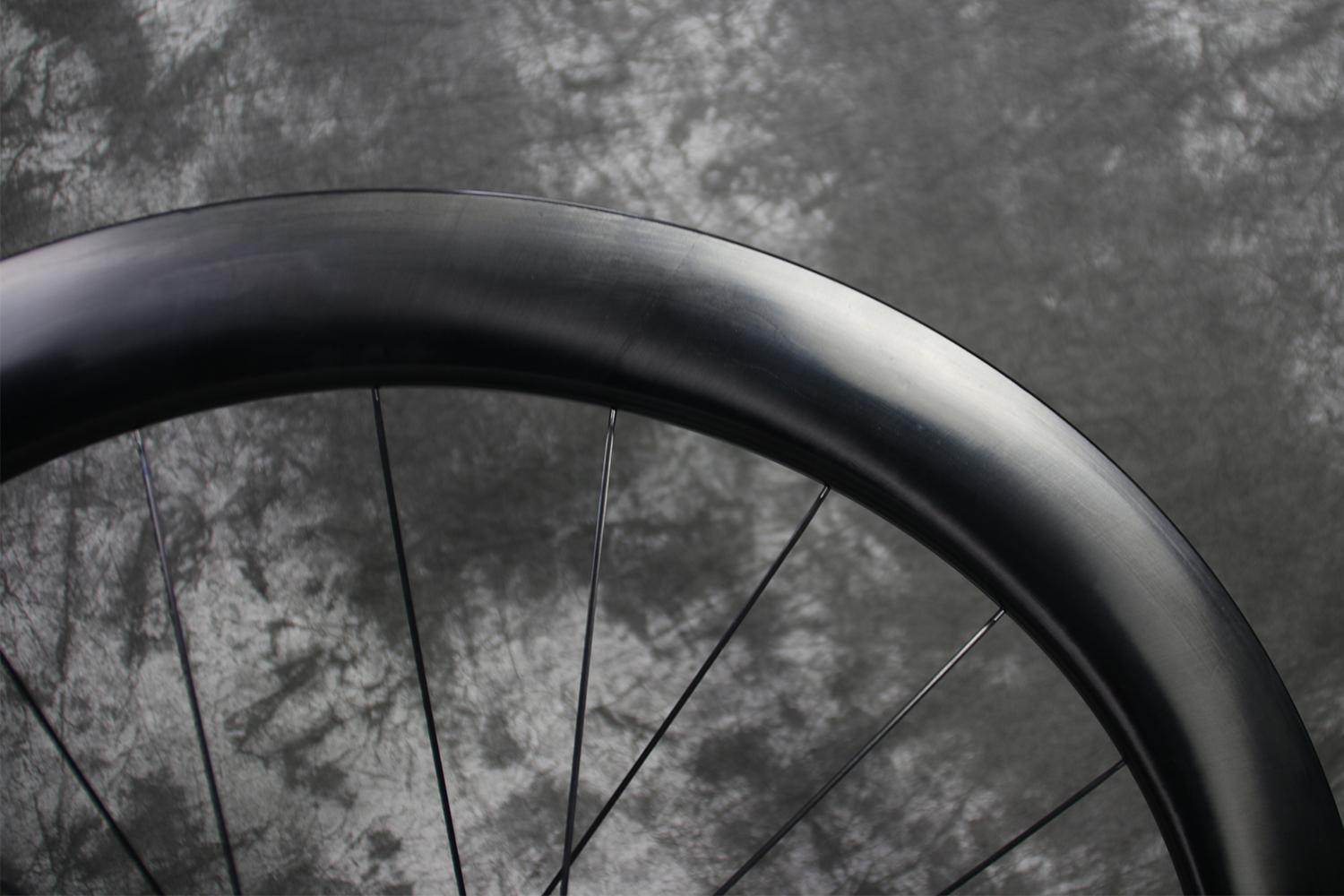 55mm-depth-unidirectional-fiber-weave-paintless-finish-all-road-carbon-wheel