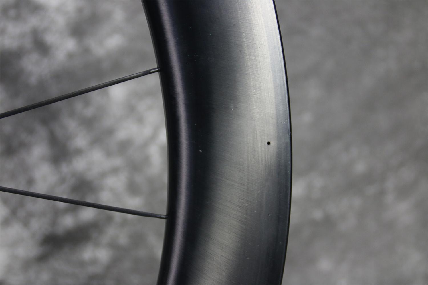 water-drain-holes-on-carbon-bike-wheel