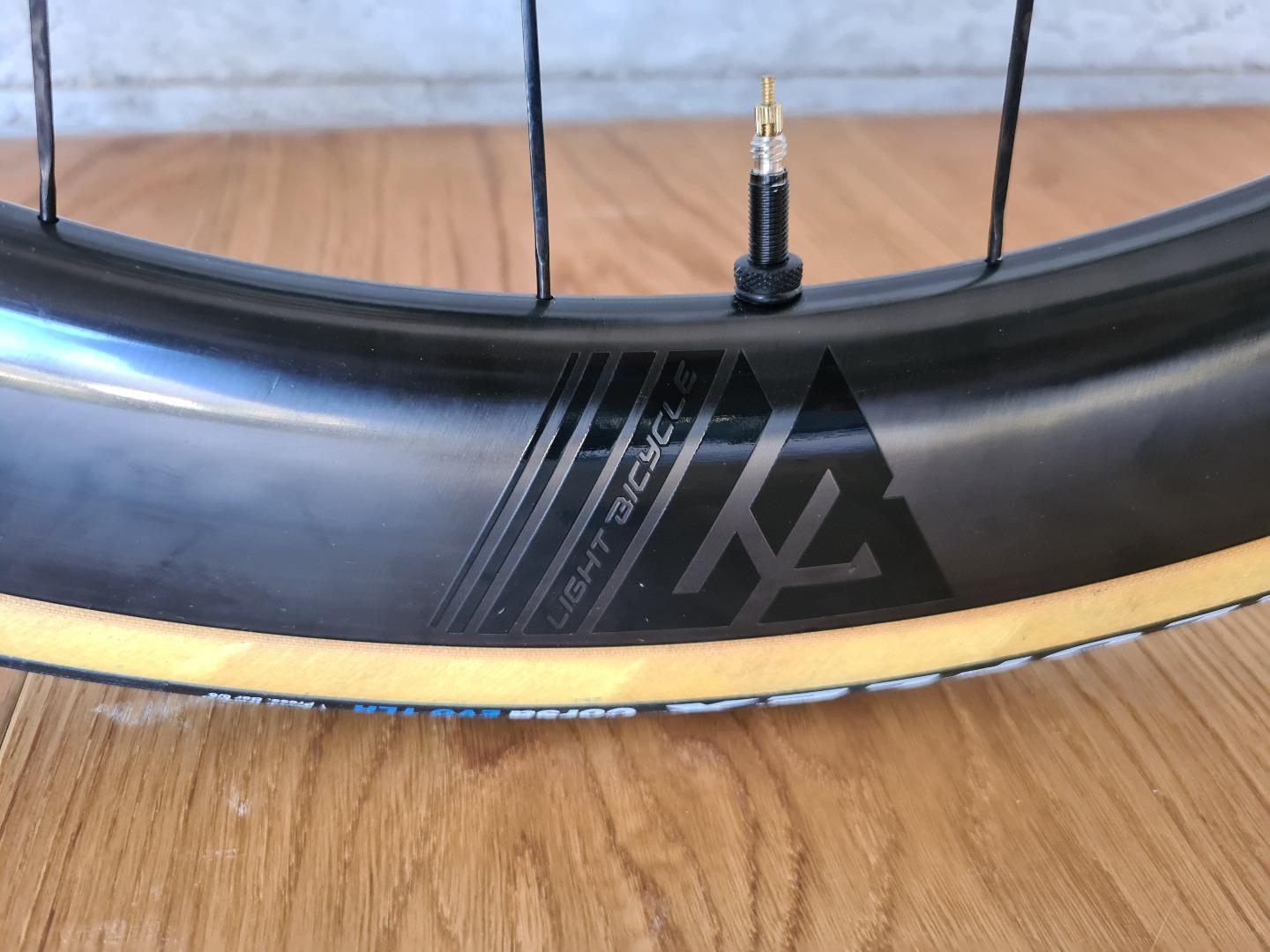 AR55-disc-carbon-road-wheel-with-black-decal