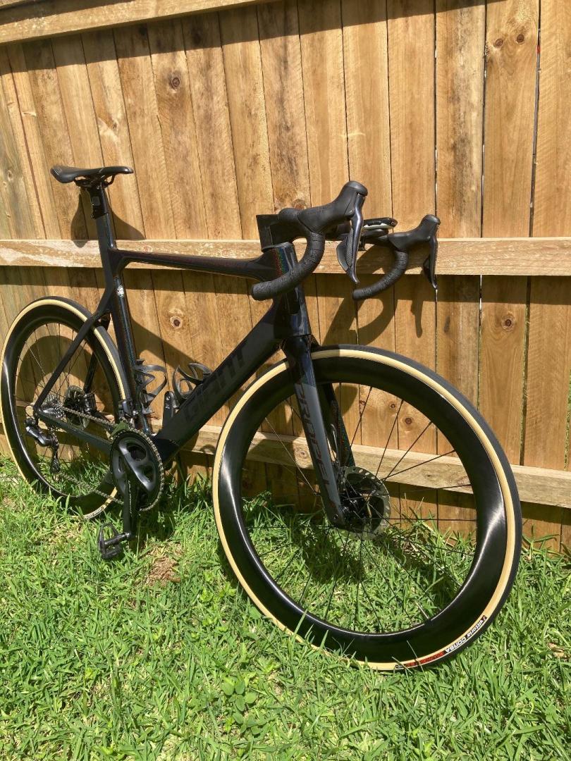 giant-propel-advanced-disc-brake-bike-on-light-bicycle-ar55-carbon-wheels